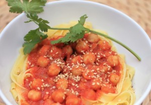 Tagliatelle mit Kichererbsen-Tomatensauce, Koriander und Gomasio - 2