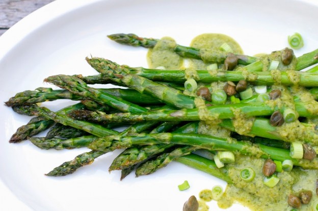 Gebackener Spargel mit Bärlauch-Vinaigrette - Sabine Spielberg