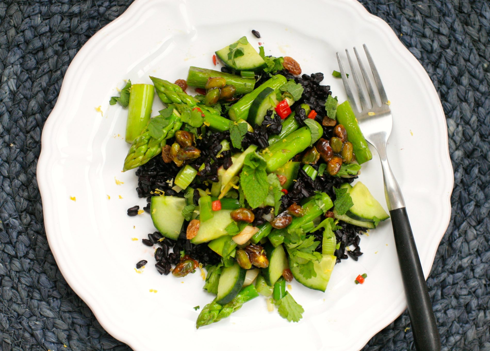 Grüner Spargelsalat mit schwarzem Reis und Pistazienkrokant - 1